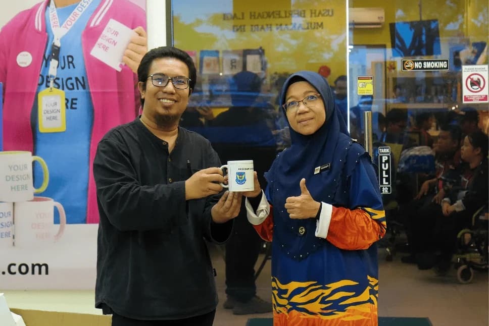 Customised mug presentation during an official Printcious facility visit in Klang